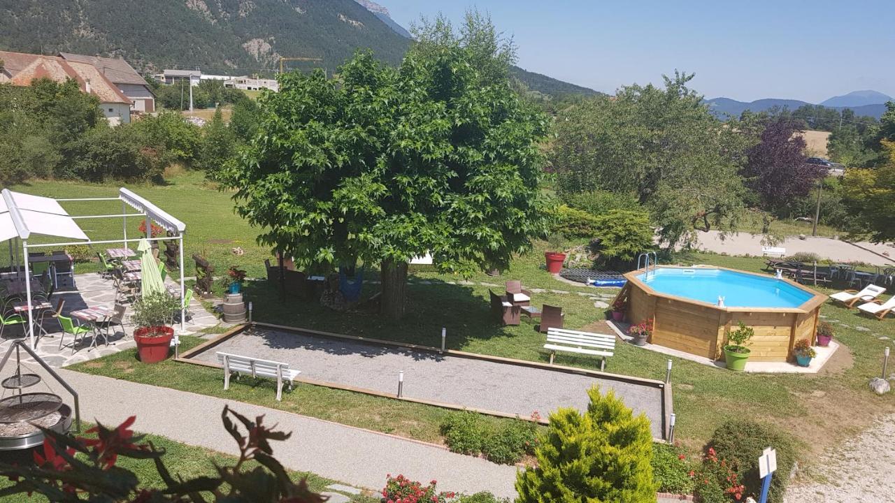 Hotel Restaurant Le Traineau Clelles Bagian luar foto